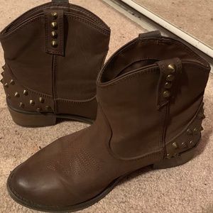 Adorable ankle boots! 🤠
